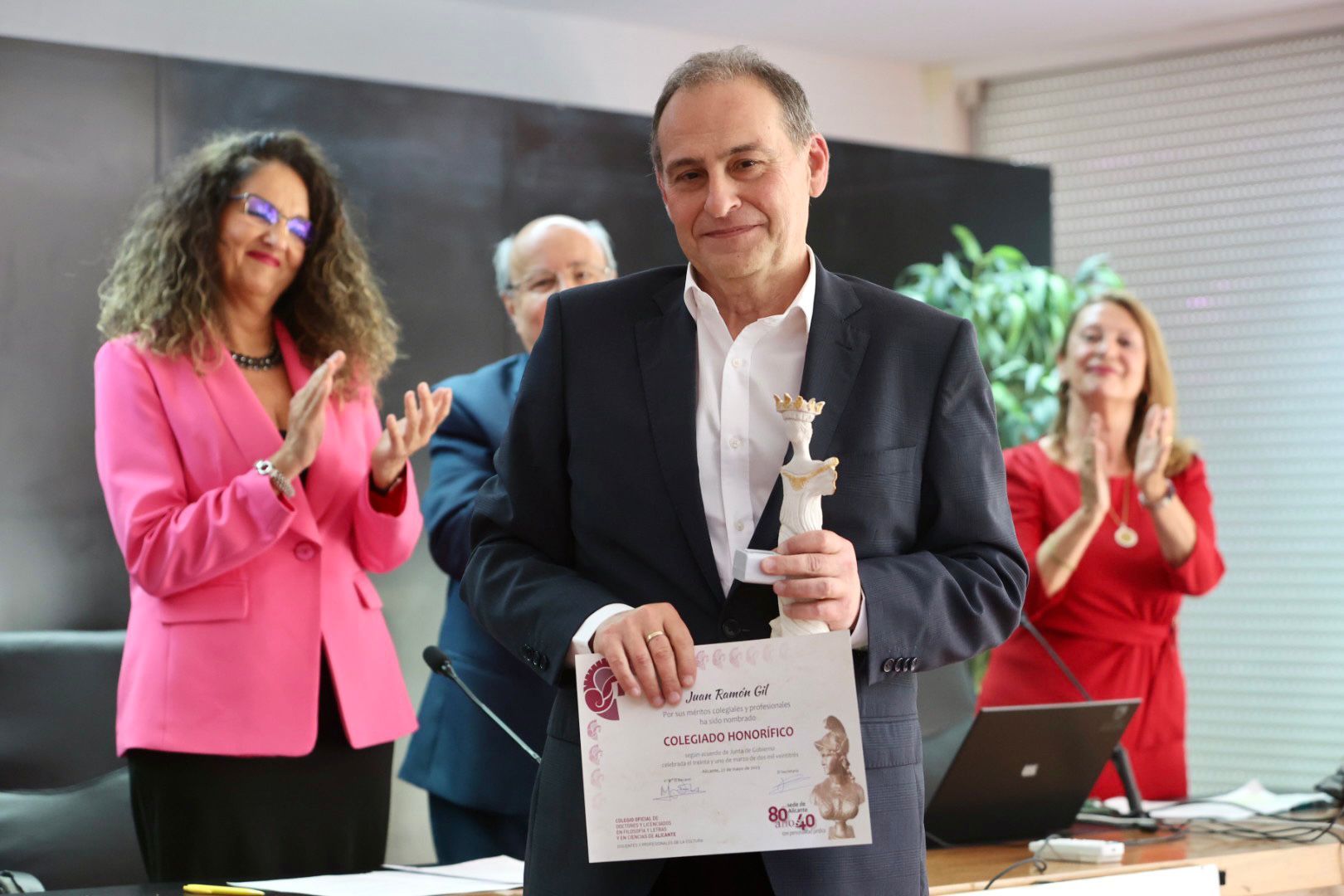  Juan R. Gil con el diploma y la estatuilla.