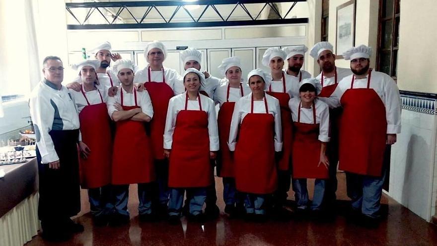 Los alumnos del curso de cocina junto a su profesor Fernando Baños.