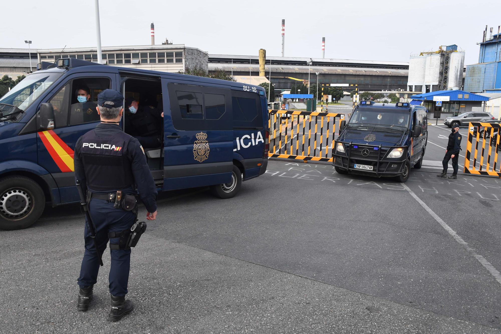 Registro policial en la fábrica de Alú Ibérica