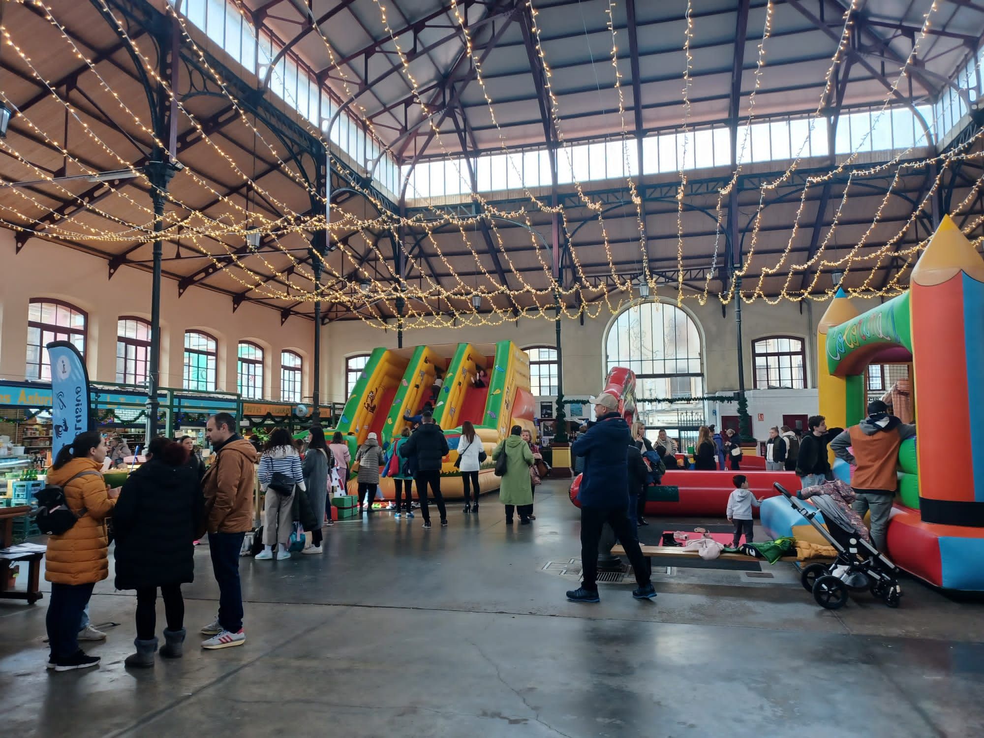 La plaza de abastos de Villaviciosa se convierte en un gran parque de juegos: así es el Salón de Navidad