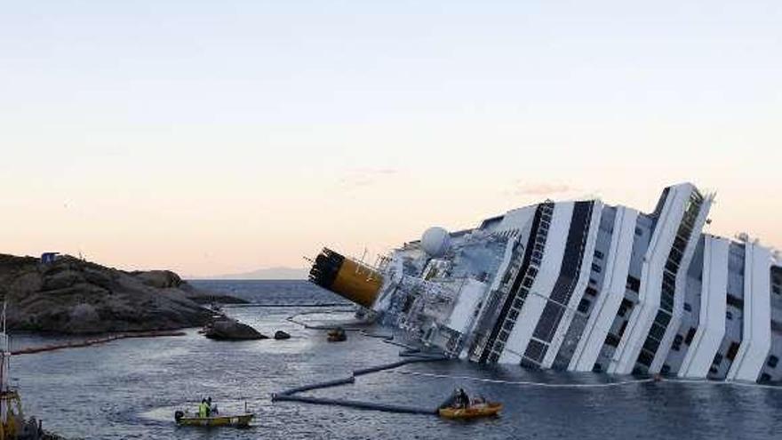 Una plataforma que recupera petróleo al lado del &#039;Concordia&#039;. / reuters