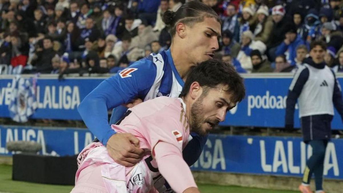 Lucas, con Youssef, del Alavés. | EFE