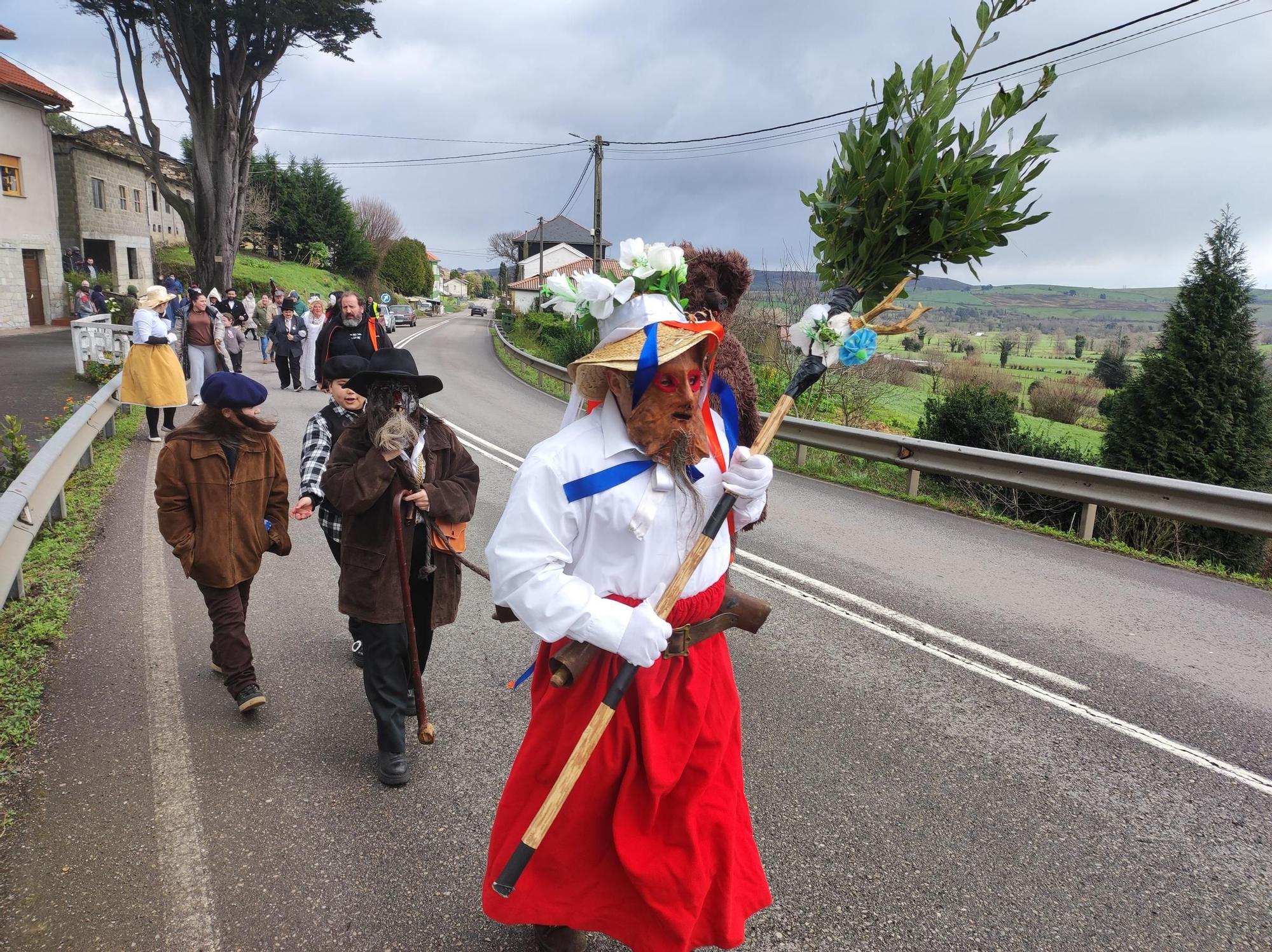 En imágenes: Así fue el paso de los guilandeiros de Tineo por El Pedregal