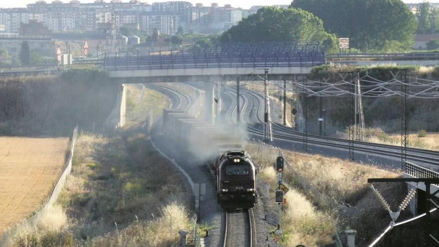 La Junta presenta en Bruselas el tren de mercancías entre Medina, Zamora y Orense