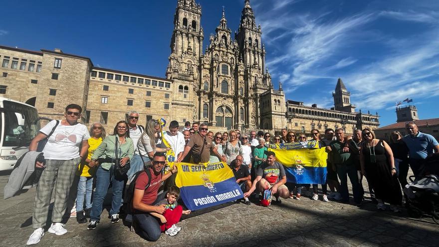 Invasión amarilla en Santiago rumbo a Vigo: cuatro días de peregrinaje, 470 euros y el reto &quot;de la victoria de la tranquilidad&quot;