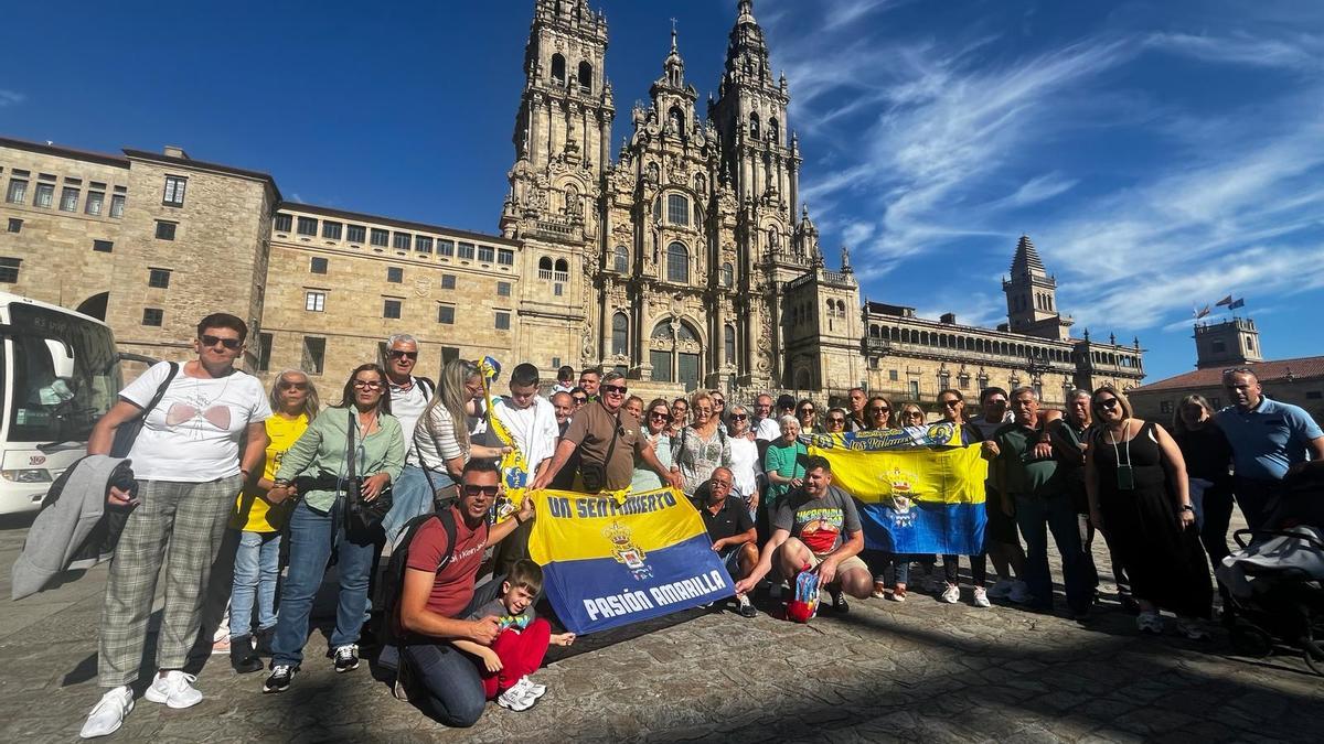 La marea amarilla, ayer, junto a la Catedral de Santiago.