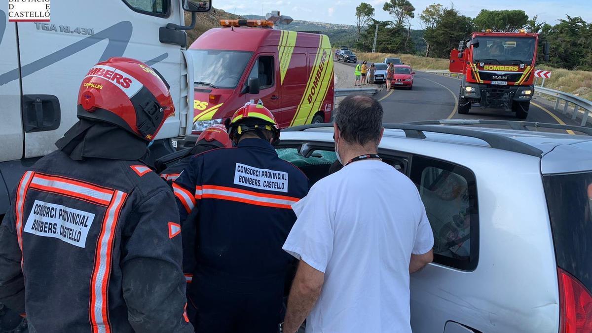 Bomberos y personal médico durante las labores de excarcelación del cuerpo del fallecido.