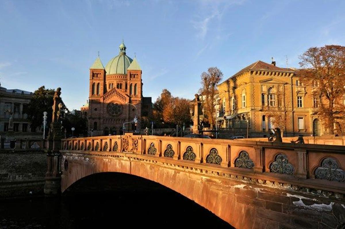 Puente de la Fonderie e Iglesia de Saint Pierre le Jeun, en Estrasburgo.