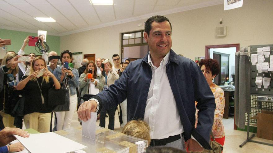 Juanma Moreno, votando en las elecciones de 2015.