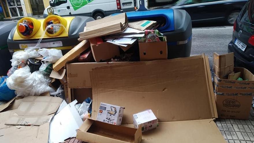 Contenedores de basura llenos en Gijón
