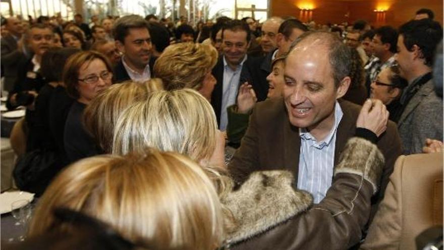 Camps recibió el cariño de cientos de militantes y cargos del partido, ayer, en la proclamación de candidatos en Alzira.