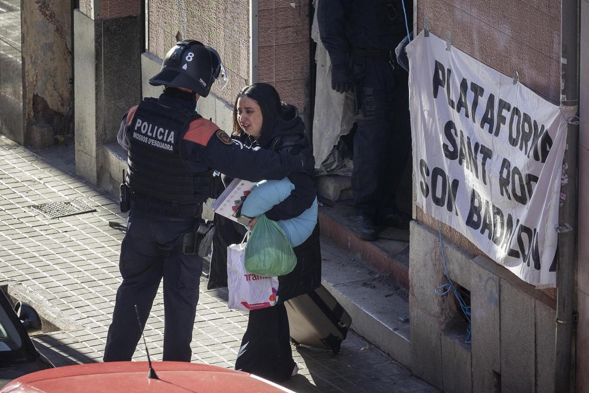 Badalona desaloja un edificio en ruinas en el que viven 8 familias