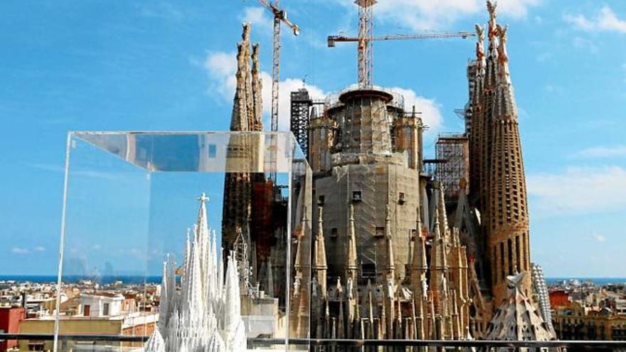 Imatge d&#039;arxiu de la Sagrada Família amb una maqueta en primer pla