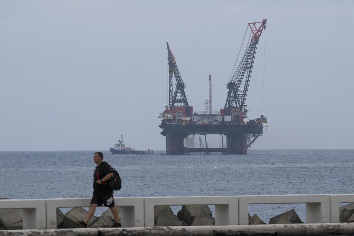 El buque 'DCV Balder', uno de los buques semisumergibles más grandes del mundo, este miércoles en la bahía de la ciudad