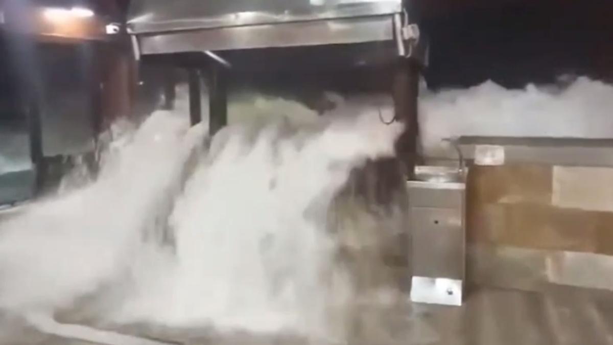 Las fuertes olas inundan un restaurante de Las Canteras