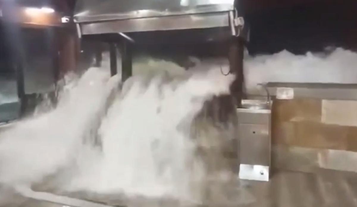 Las fuertes olas inundan un restaurante de Las Canteras