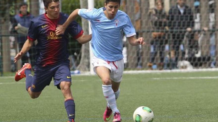 Fernán intenta escaparse del marcaje de un azulgrana en el partido de ida. // R. Grobas