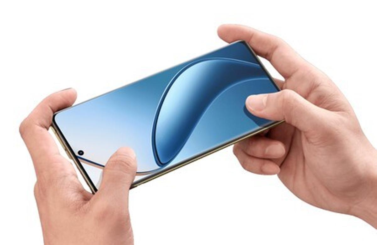 La pantalla tiene 6,7", tecnología OLED y hasta 1.070 millones de colores.