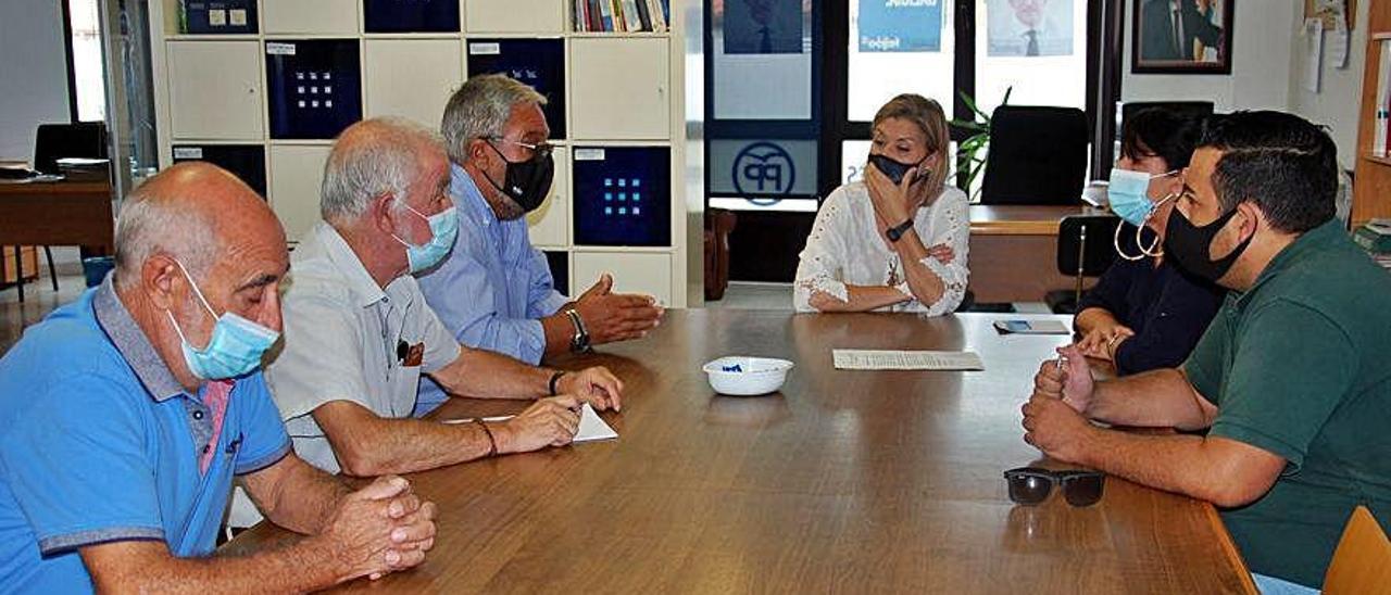 La reunión entre vecinos de Vilaxoán y el PP.