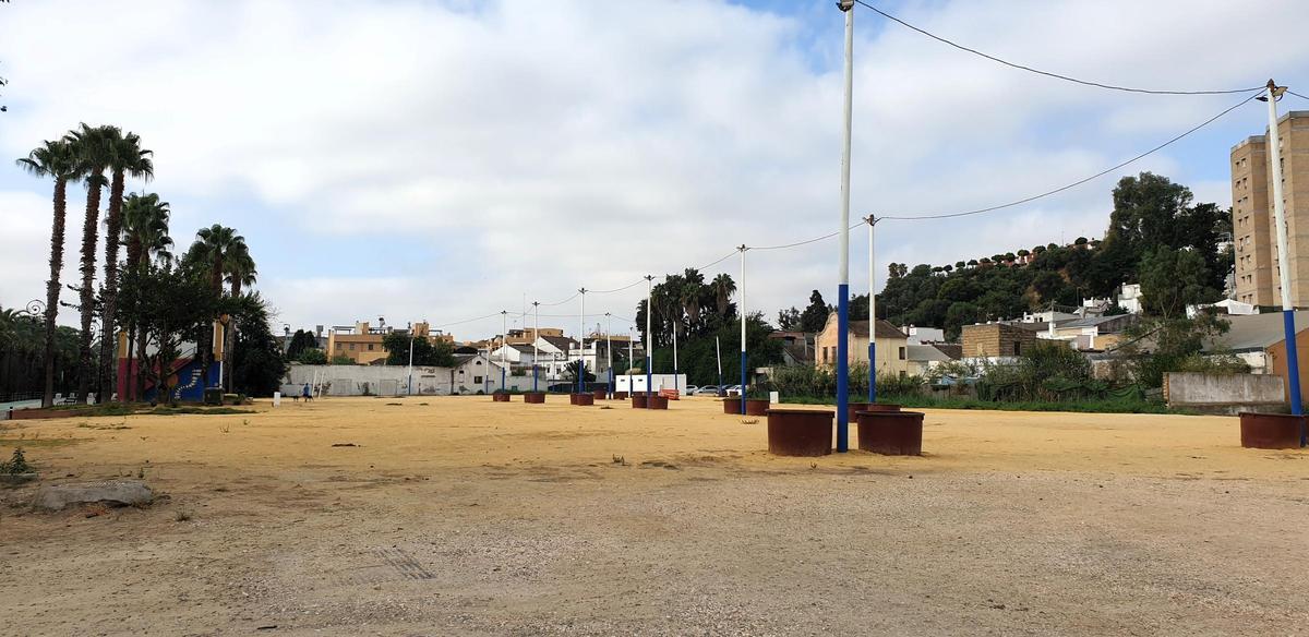 Terreno que servía como bolsa de aparcamiento en la estación de San Juan Bajo