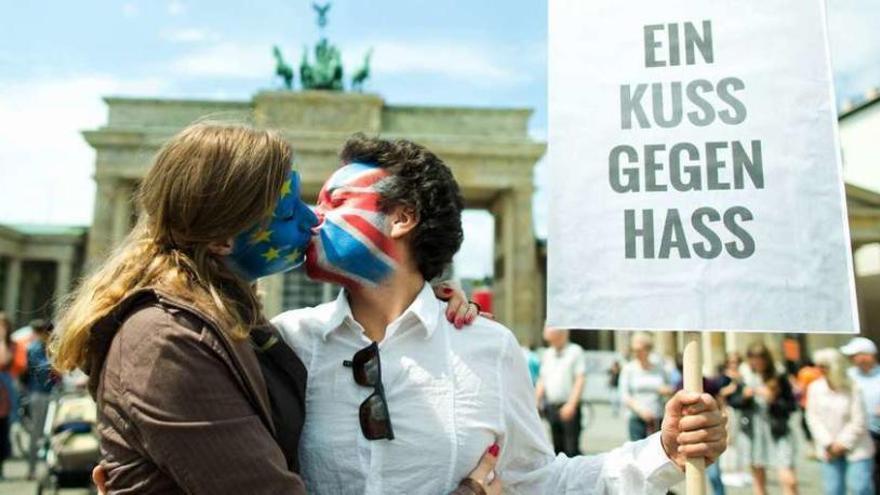 Activistas en favor de la permanencia de Gran Bretaña en la Unión Europea se manifiestan en Berlín. // Efe