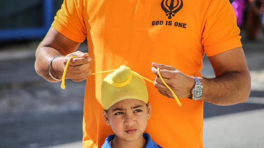 La comunidad Sikh llena las calles  de Torrevieja con un colorido desfile