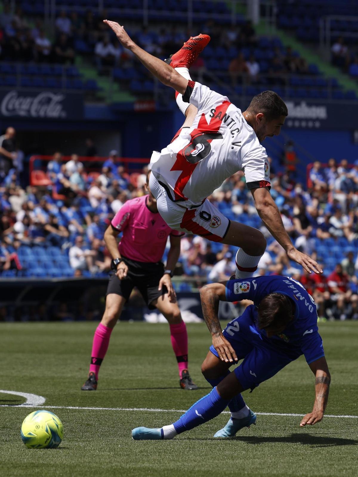 El defensa uruguayo del Getafe Damián Suárez (d) disputa el balón con el centrocampista del Getafe Santiago Comesaña, durante el partido correspondiente a la jornada 35 de LaLiga disputado este domingo en el Coliseum Alfonso Pérez. EFE/ J.J.Guillen