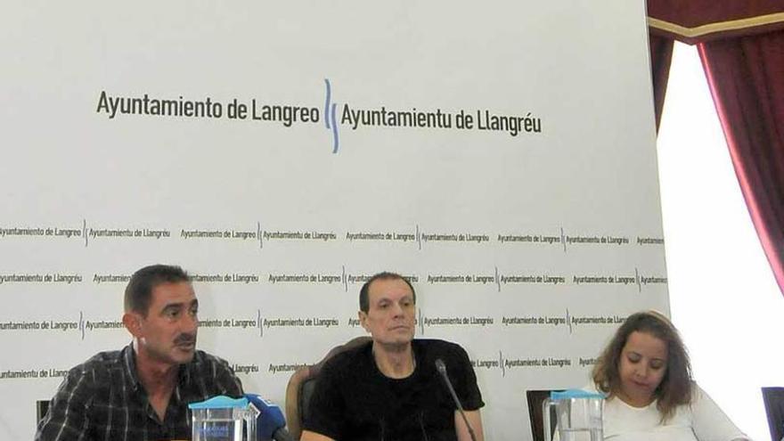 De izquierda a derecha, Julio González, Jesús Sánchez y Tamara Argüelles, ayer, durante la presentación de las fiestas.
