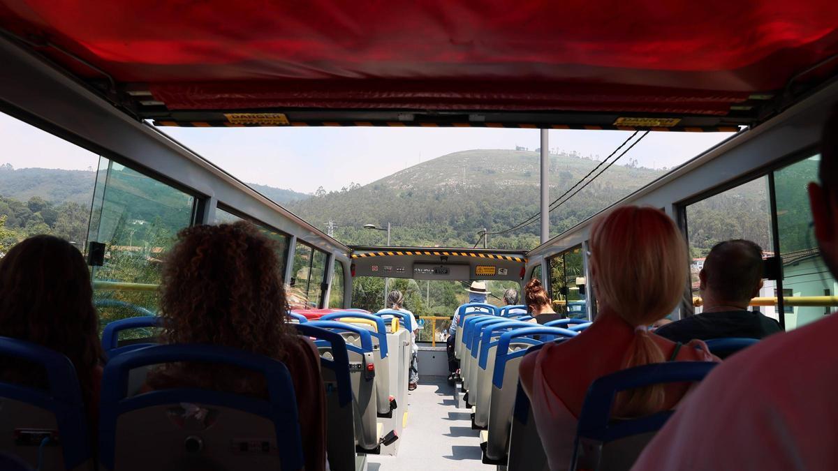 Pasajeros a bordo del bus turístico de Oviedo.