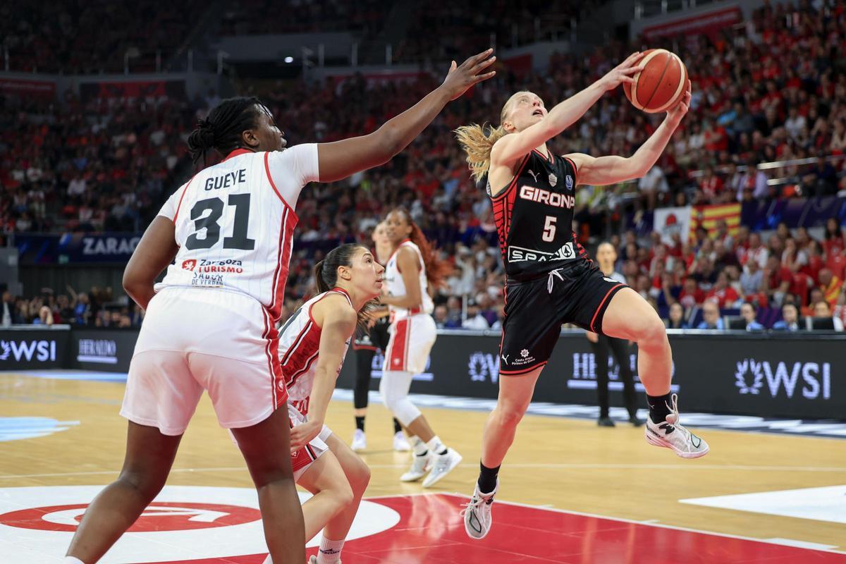 Klara Holm prova de penetrar a cistella davant Gueye.