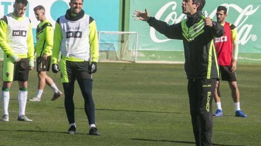 Pacheta da instrucciones a sus jugadores durante un entrenamiento.