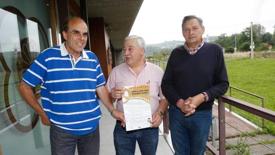 De izquierda a derecha, Belarmino Fernández, José Ramón García y Juan Gona, ayer, en Bueño.