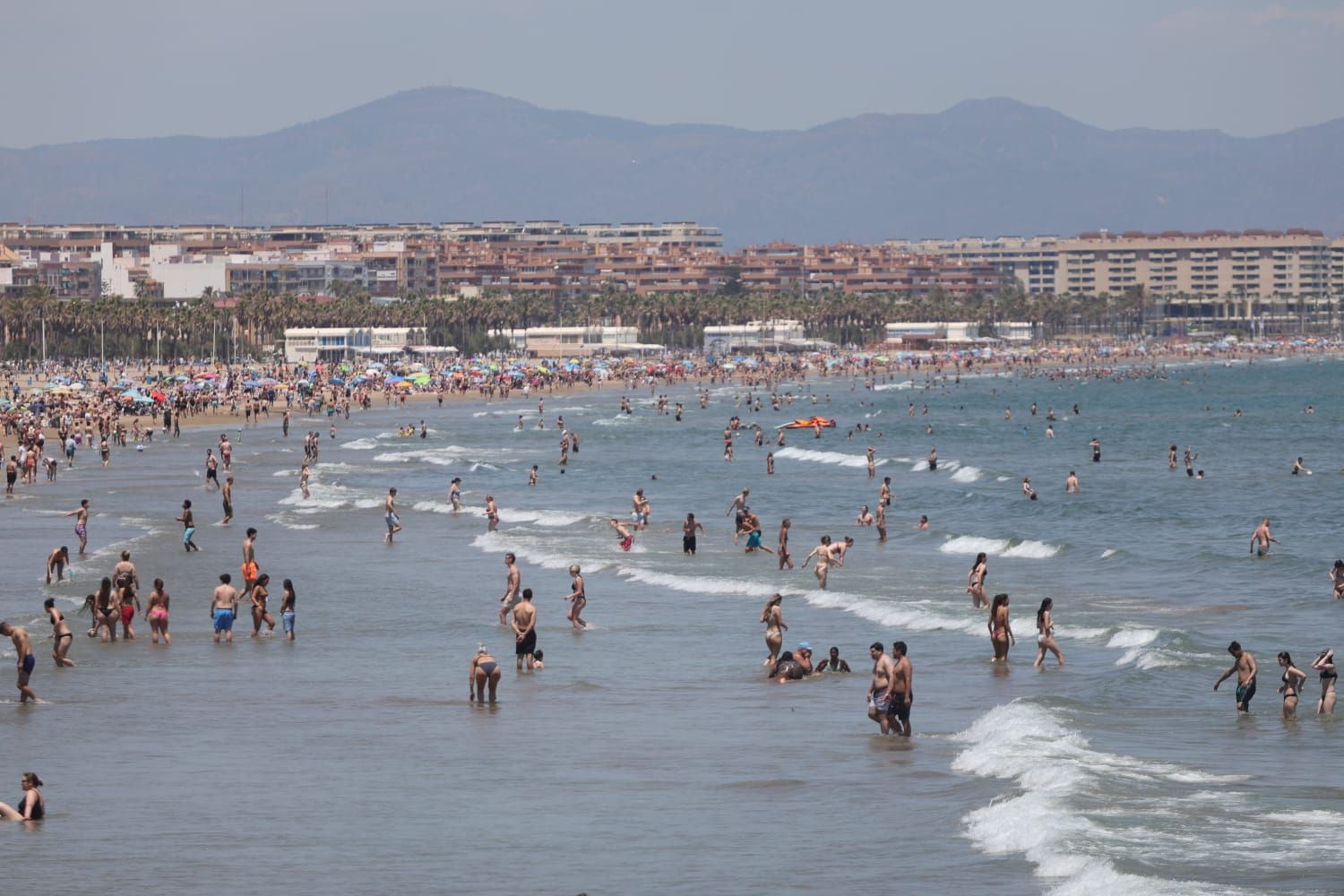 La playa de la Malvarrosa, abarrotada a finales de mayo