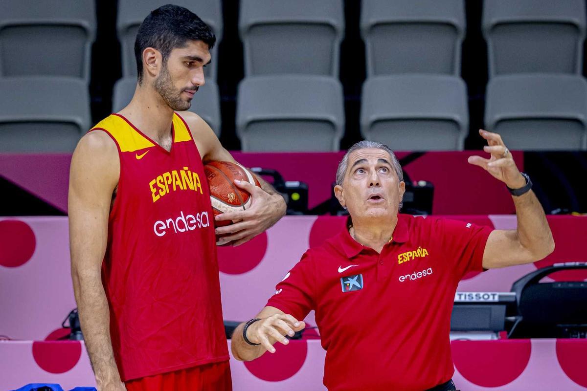 Sergio Scariolo, dando instrucciones a Victor Aldama, en la previa del duelo ante Bosnia