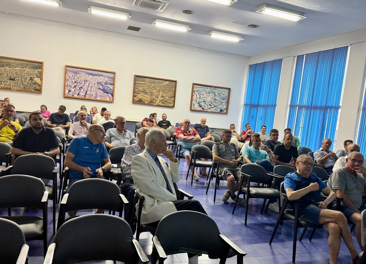 Una imagen de la sala de Fomento de AIC con los asistentes a la asamblea
