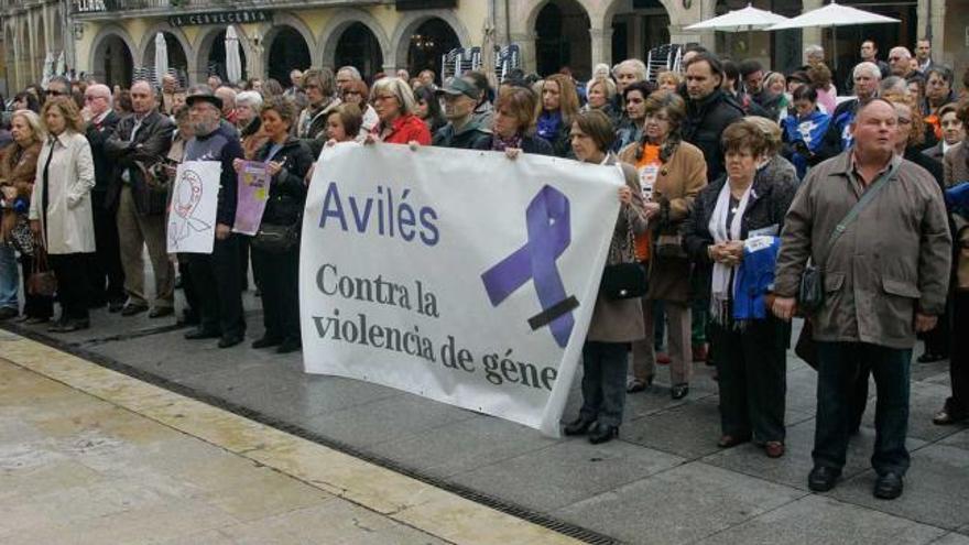 Asistentes, ayer, a la lectura del manifiesto contra la violencia machista en la plaza del Ayuntamiento de Avilés.