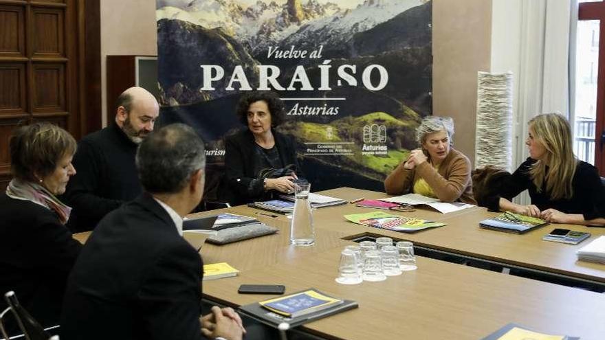 El patronato de Laboral Centro de Arte, ayer, con la consejera Berta Piñán, en el centro de la foto, y la alcaldesa de Gijón, Ana González, a su izquierda.