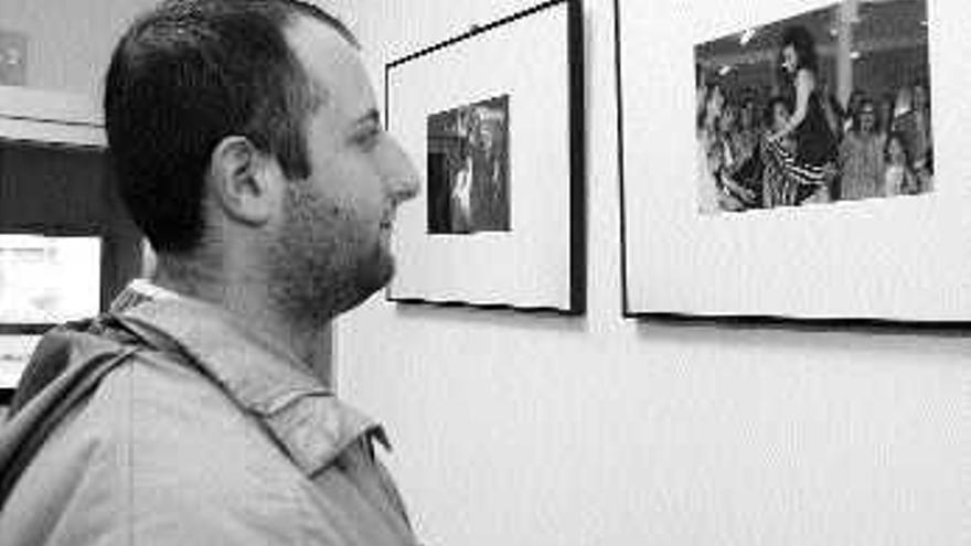 En la Casa de Cultura de Monte Porreiro se expone una muestra fotográfica sobre &quot;Vodas xitanas&quot;. / rafa vázquez