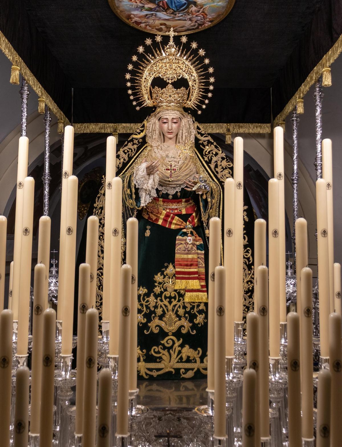 La Virgen de los Dolores de Valencina de la Concepción luce su candelería restaurada.