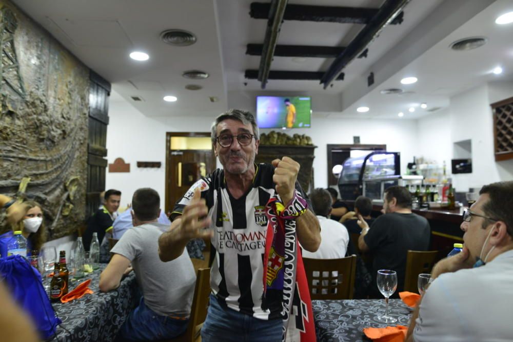 La afición celebra el ascenso del FC Cartagena