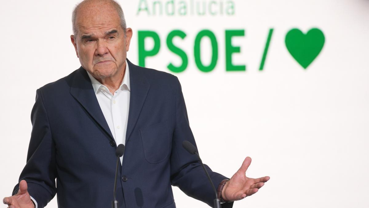 El expresidente de la Junta de Andalucía, Manuel Chaves, durante la rueda de prensa que ofreció este jueves en la sede del PSOE-A en la calle San Vicente de Sevilla.
