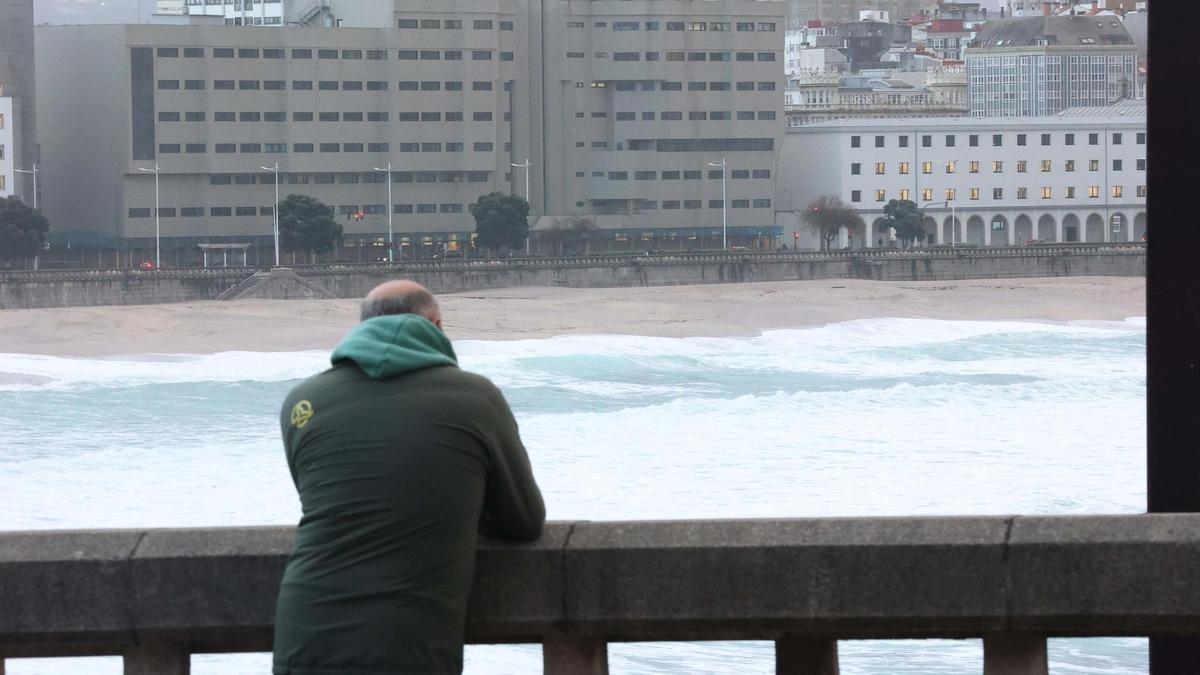 Un hombre observando el fuerte oleaje en el Orzán