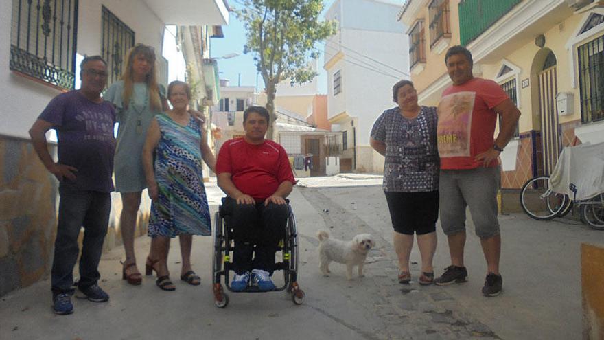 Vecinos con Antonio Triguero y la concejala socialista Estefanía Martín Palop, la pasada semana en la calle Olivar.