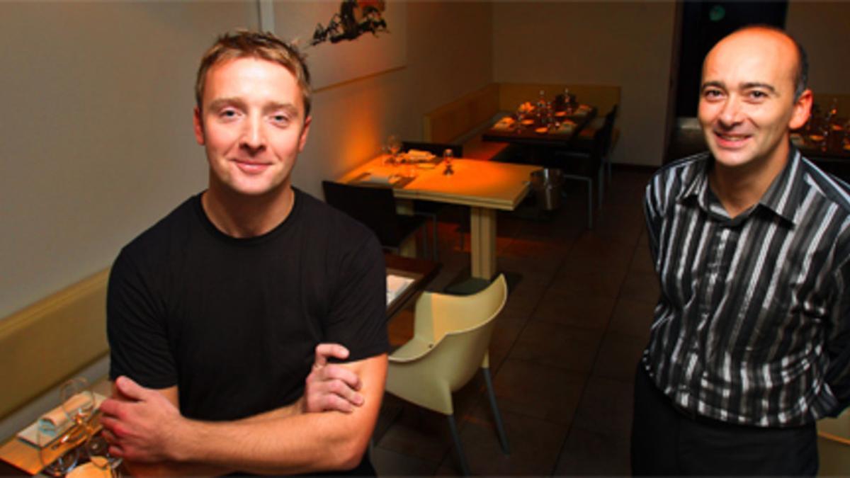 El cocinero irlandés Paul Treacy con uno de sus socios, Josep Luís Sánchez, en el comedor del pequeño restaurante Con gracia. Foto: JOAN CORTADELLAS