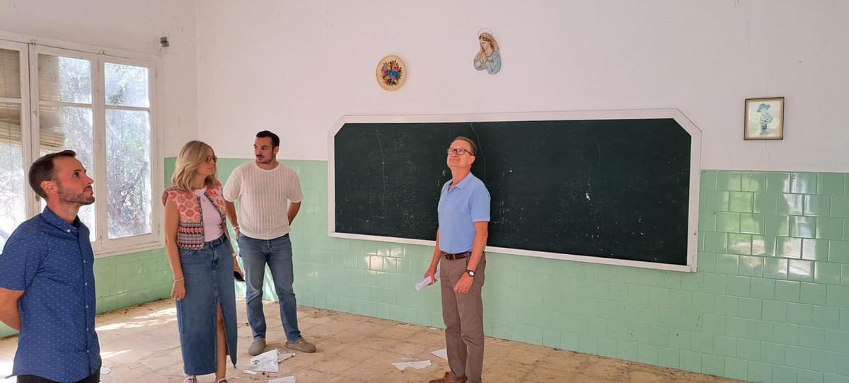 L'equip de govern va visitar l'edifici. En la planta baixa acollia un col·legi d'educació infantil i, en la planta superior, vivien les religioses.