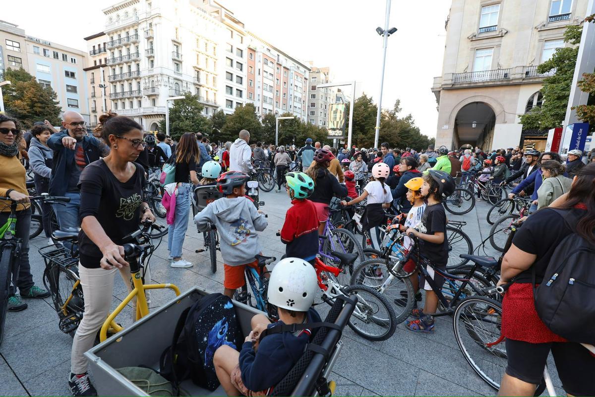 Decenas de ciclistas protestan en Zaragoza contra la obligatoriedad de contratar un seguro