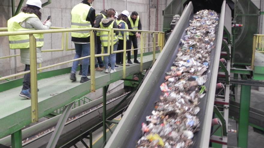 Cumbre de educadores ambientales en la planta del CVI en Caudete