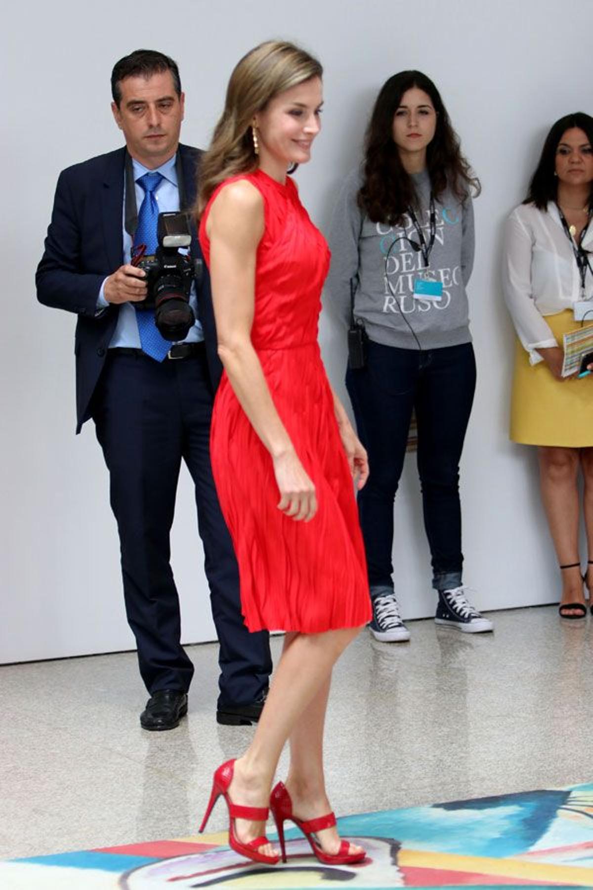 El look de Letizia Ortiz con vestido rojo de Nina Ricci en Málaga