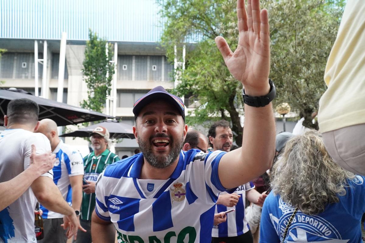 La gente siguió el partido desde los bares de los alrededores de Riazor