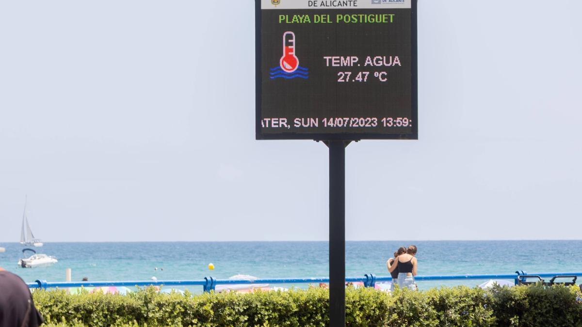 El dispositivo que mide la temperatura del agua en la playa del Postiguet de Alicante marcando más de 27 grados al mediodía.